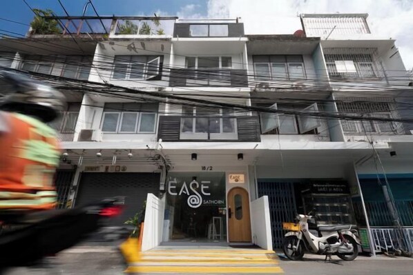 Exterior - Ease @ Sathorn Hostel and Co-working Space (Bangkok)