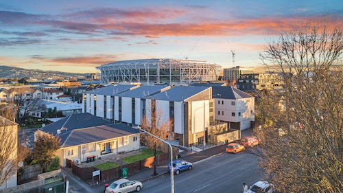 New Central Stay Near CHCH's Best