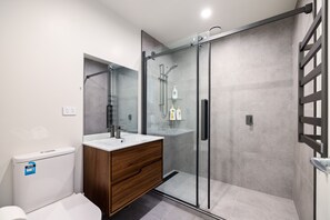 Casa adosada, 3 habitaciones | Baño | Ducha, secador de pelo, toallas y jabón