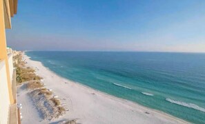 På stranden