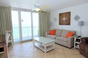 TV, bøker og stereoanlegg