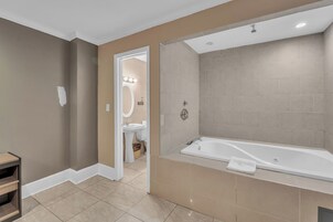 Honeymoon Room | Bathroom | Bathtub