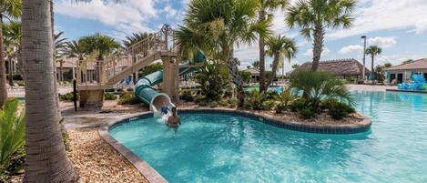 Een binnenzwembad en een verwarmd zwembad