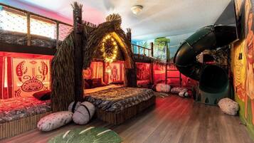 9 bedrooms, free WiFi, bed sheets, wheelchair access