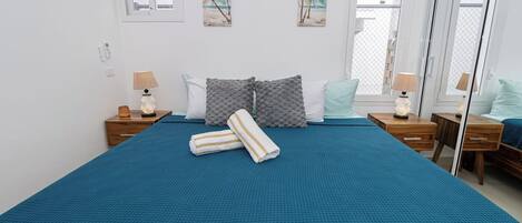 2 makuuhuonetta, työpöytä, silitysrauta/-lauta, vauvan matkasänky