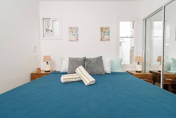 2 chambres, bureau, fer et planche à repasser, lit de bébé portatif
