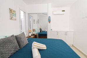 2 Schlafzimmer, Schreibtisch, Bügeleisen/Bügelbrett, Reisekinderbett