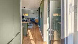 Un interior moderno con cocina, comedor y sala de estar.