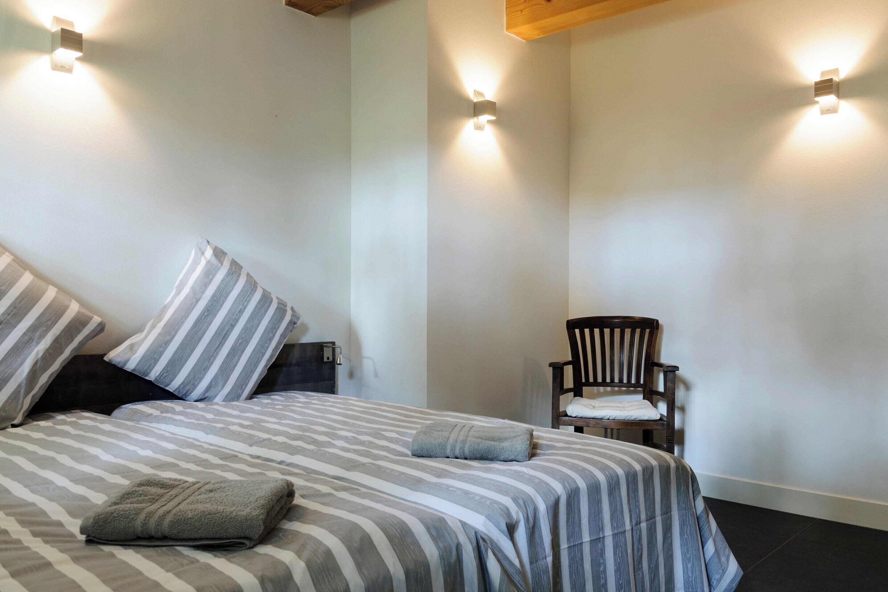 Casa | 10 quartos, individualmente mobiliados