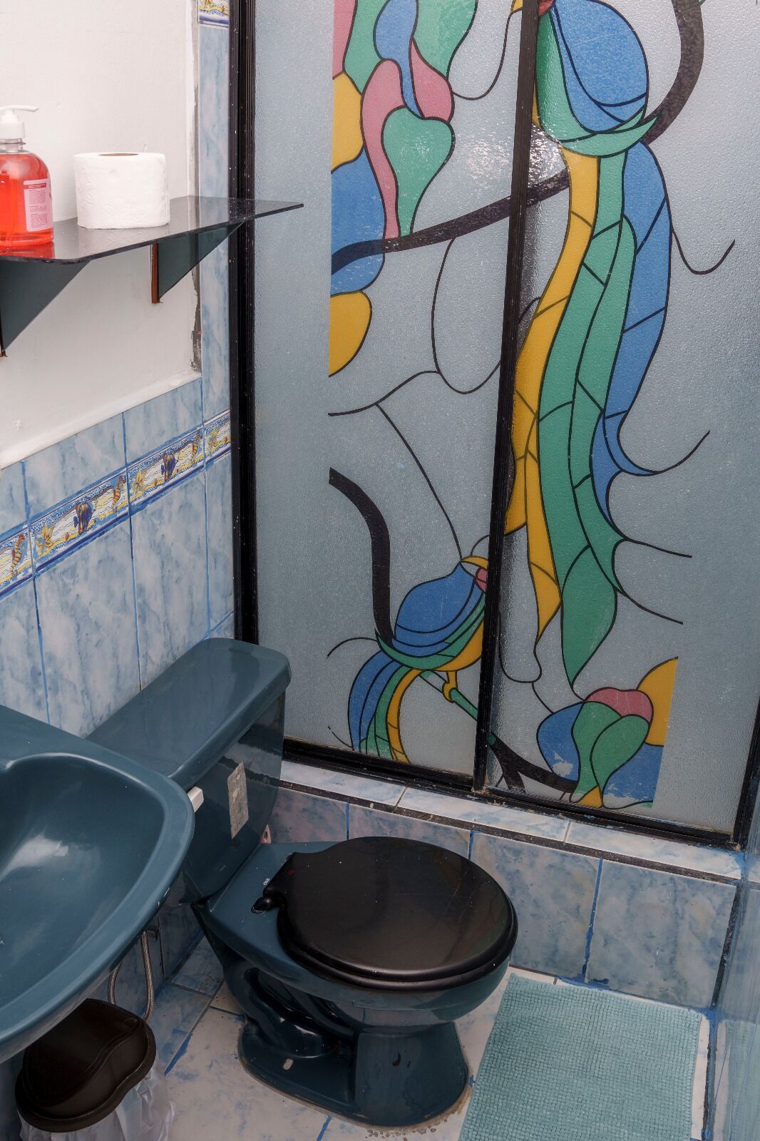 Een douche, handdoeken, zeep, toiletpapier