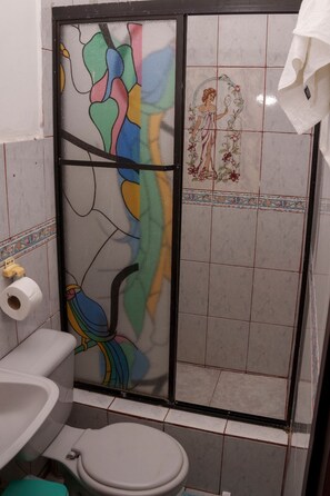 Shower, towels, soap, toilet paper - My place in paradice II (Puerto Baquerizo Moreno)