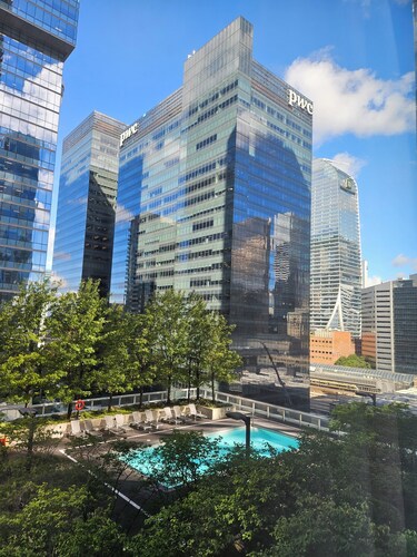 Stylish Bright 2BR Condo with Balcony & Parking