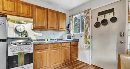 Cozy Girdwood Cabin Hot Tub Walk to Alyeska Slopes