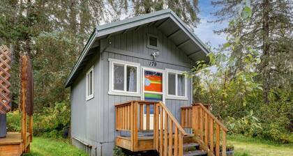Cozy Girdwood Cabin Hot Tub Walk to Alyeska Slopes