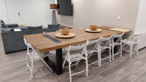 SER LOFT 8 : Grand appartement 8 chambres idéal groupes, pros et familles