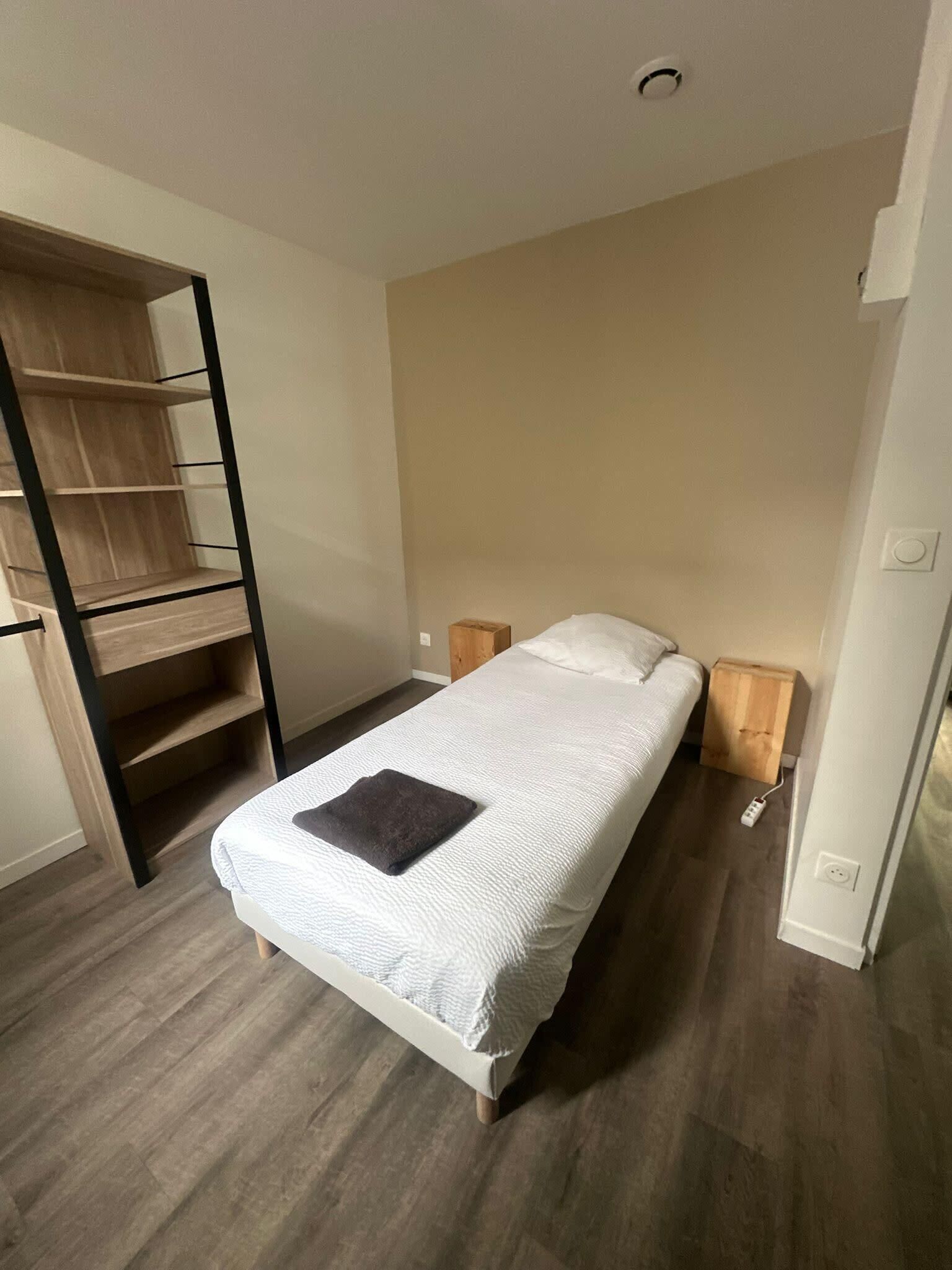 8 slaapkamers, een strijkplank/strijkijzer, wifi, beddengoed
