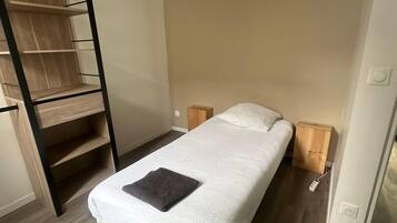 8 slaapkamers, een strijkplank/strijkijzer, wifi, beddengoed