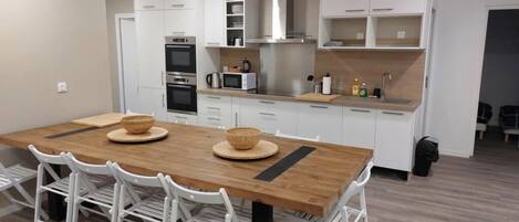 Frigorífic, microones, forn i placa de cuina