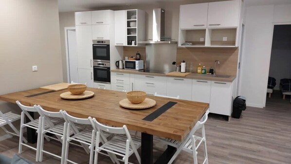 Fridge, microwave, oven, stovetop - SER LOFT 8 : Grand appartement 8 chambres idéal groupes, pros et familles (Saint-Étienne-du-Rouvray)