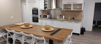 SER LOFT 8 : Grand appartement 8 chambres idéal groupes, pros et familles