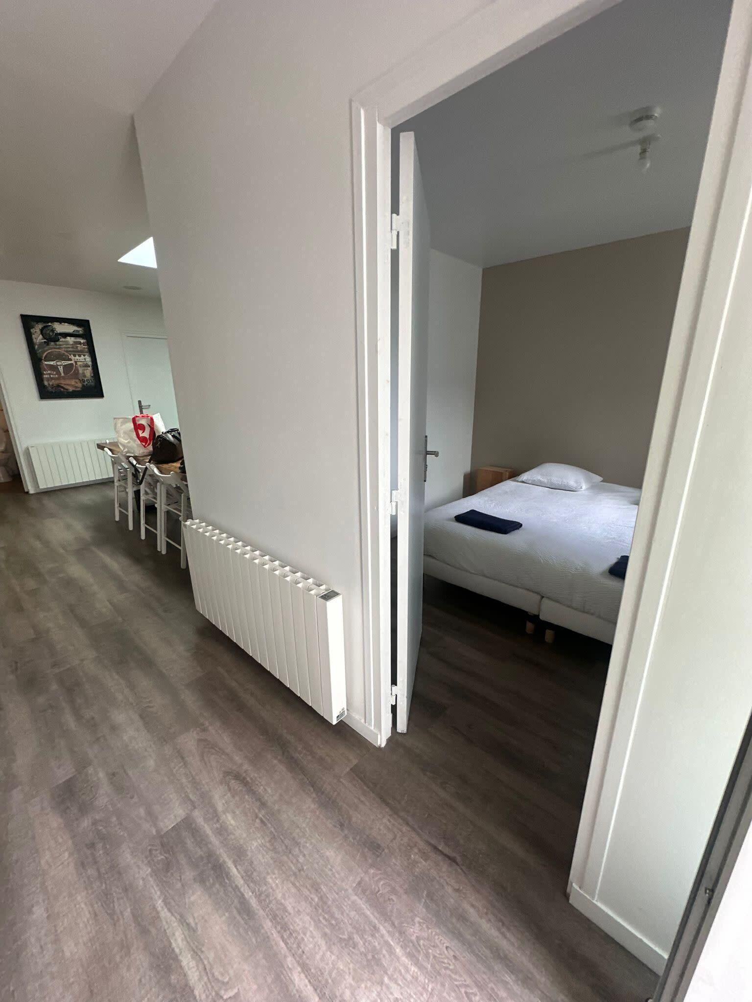 8 chambres, fer et planche à repasser, Wi-Fi, draps fournis