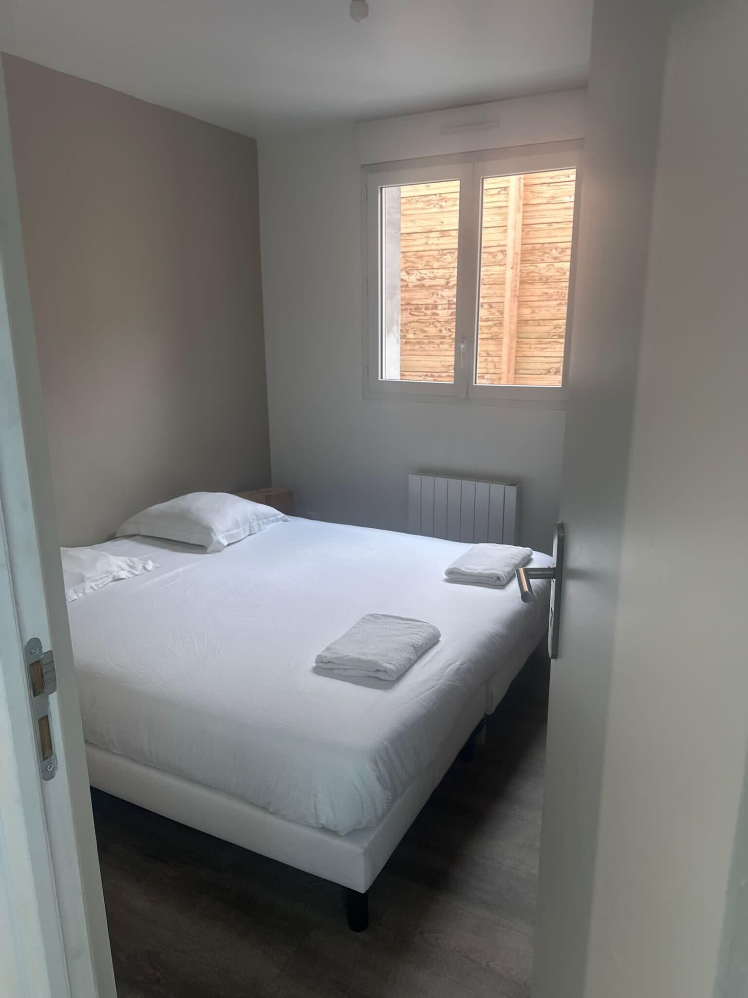 8 chambres, fer et planche à repasser, Wi-Fi, draps fournis