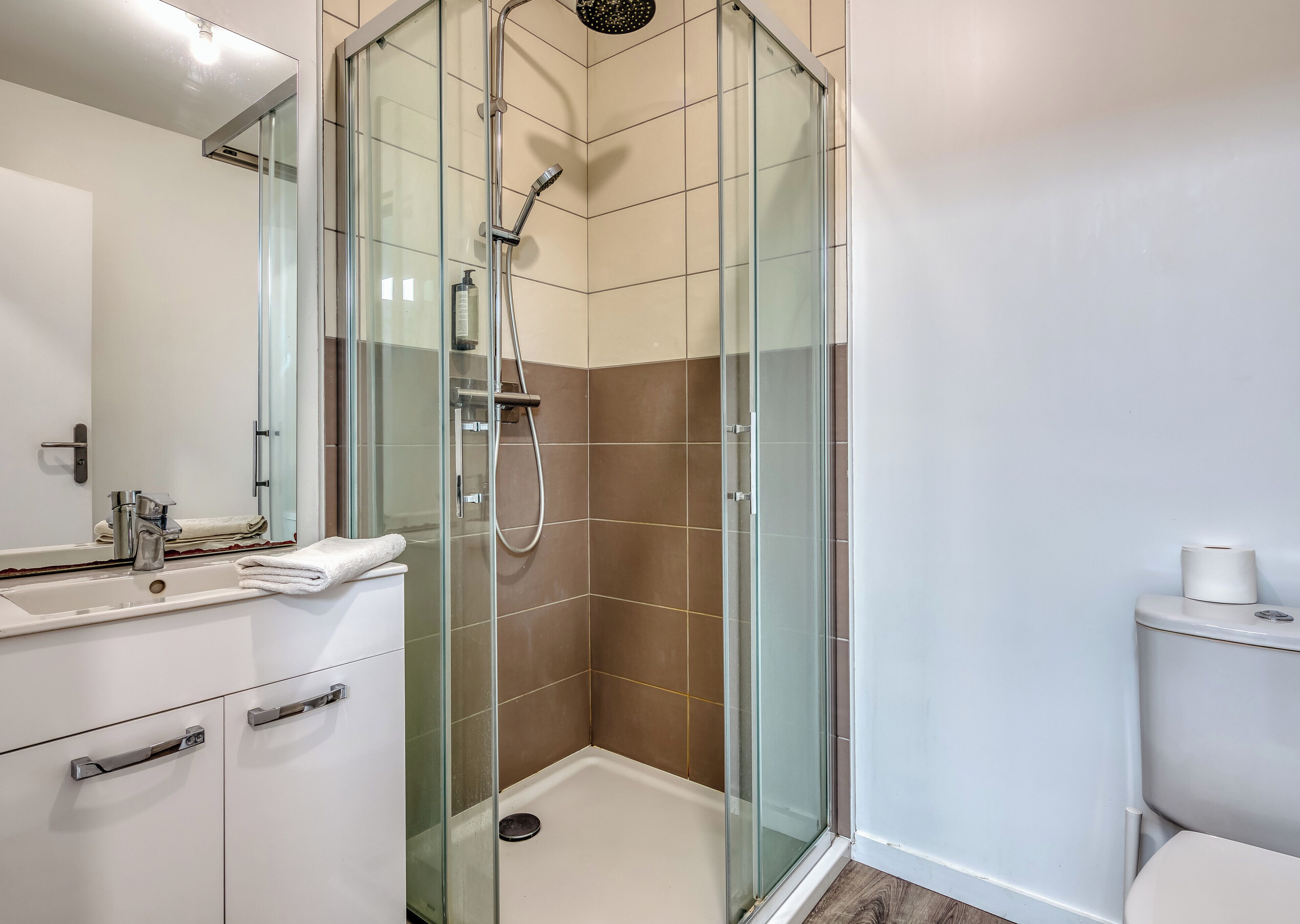 Douche, sèche-cheveux, serviettes fournies