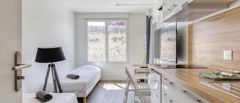 Tabla de planchar con plancha, wifi y ropa de cama