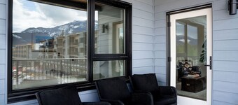Relax, Explore, Repeat –Your Revelstoke Retreat Awaits, 3 Bedroom, Pet Friendly!