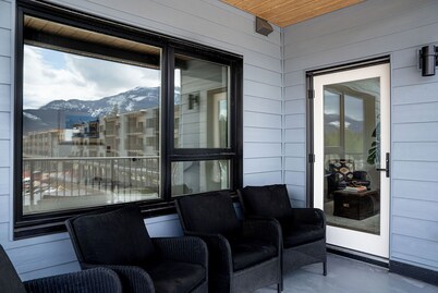 Relax, Explore, Repeat –Your Revelstoke Retreat Awaits, 3 Bedroom, Pet Friendly!