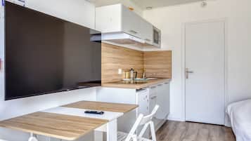 KĂŒhlschrank, Mikrowelle, Herdplatte, Wasserkocher mit Kaffee-/Teezubehör