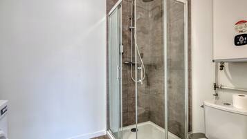Douche, serviettes fournies