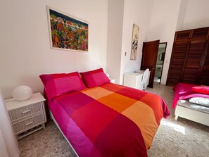 3 slaapkamers, een strijkplank/strijkijzer, wifi, beddengoed