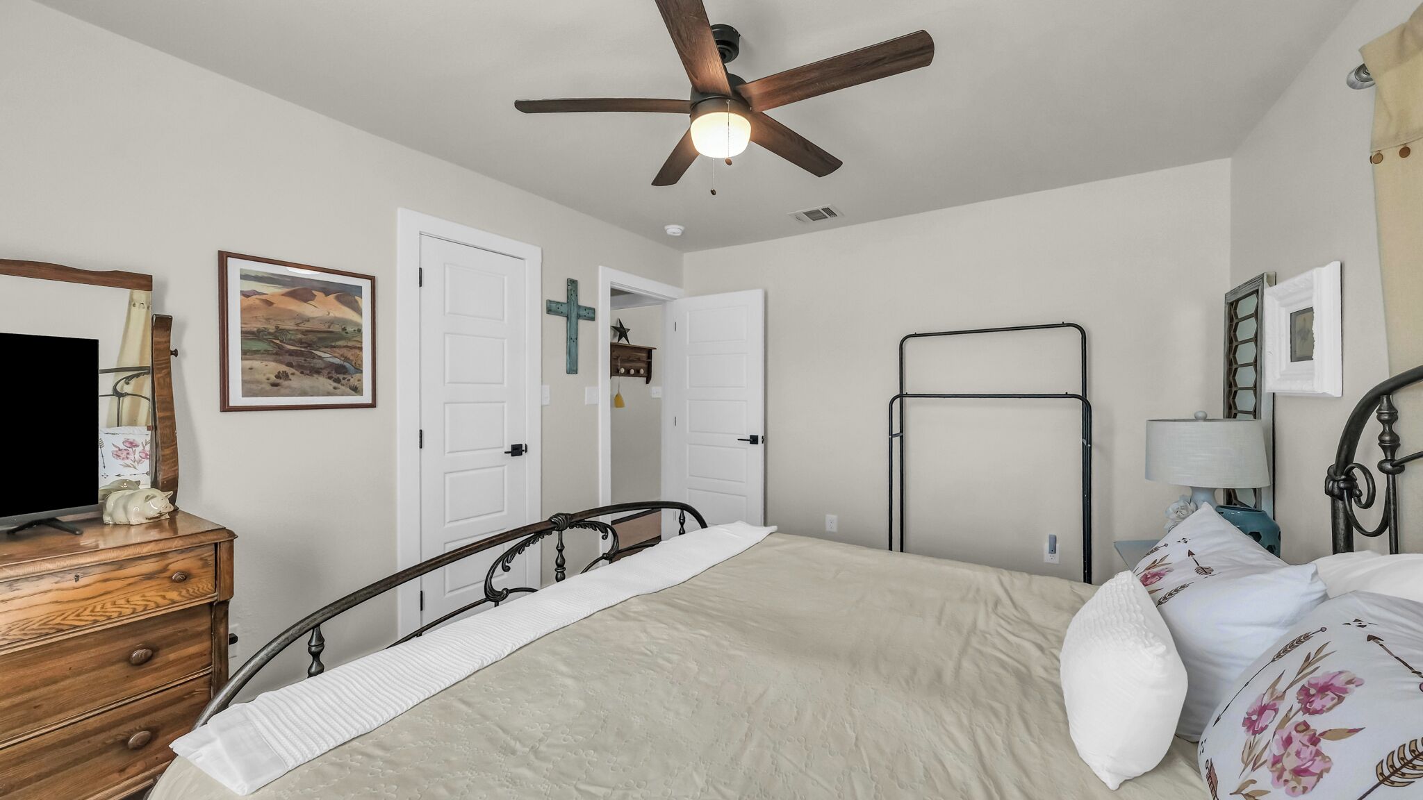 3 bedrooms, free WiFi, bed sheets, wheelchair access