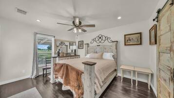 3 bedrooms, free WiFi, bed sheets, wheelchair access