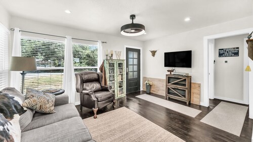 The Country Cottage - Family Friendly Home just minutes from Weatherford!