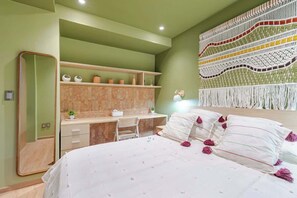 1 slaapkamer, een bureau, een strijkplank/strijkijzer, reisbedje