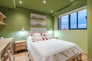 1 habitación, escritorio, tabla de planchar con plancha y cuna de viaje 