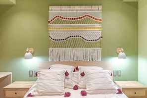 1 chambre, bureau, fer et planche à repasser, lit de bébé portatif