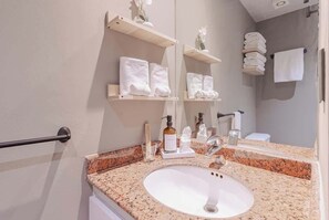 Een douche, een haardroger, handdoeken