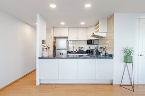 Réfrigérateur, four à micro-ondes, un four, surface de cuisson