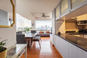 Réfrigérateur, four à micro-ondes, un four, surface de cuisson