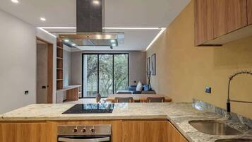 Coffee/tea maker, fridge, microwave, oven