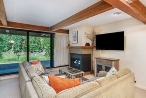 Televisión y chimenea 