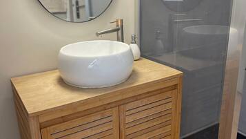 Haartrockner, Handtücher, Seife, Toilettenpapier