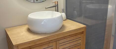 SĂšche-cheveux, serviettes fournies, savon, papier toilette