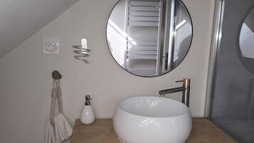 Haartrockner, Handtücher, Seife, Toilettenpapier