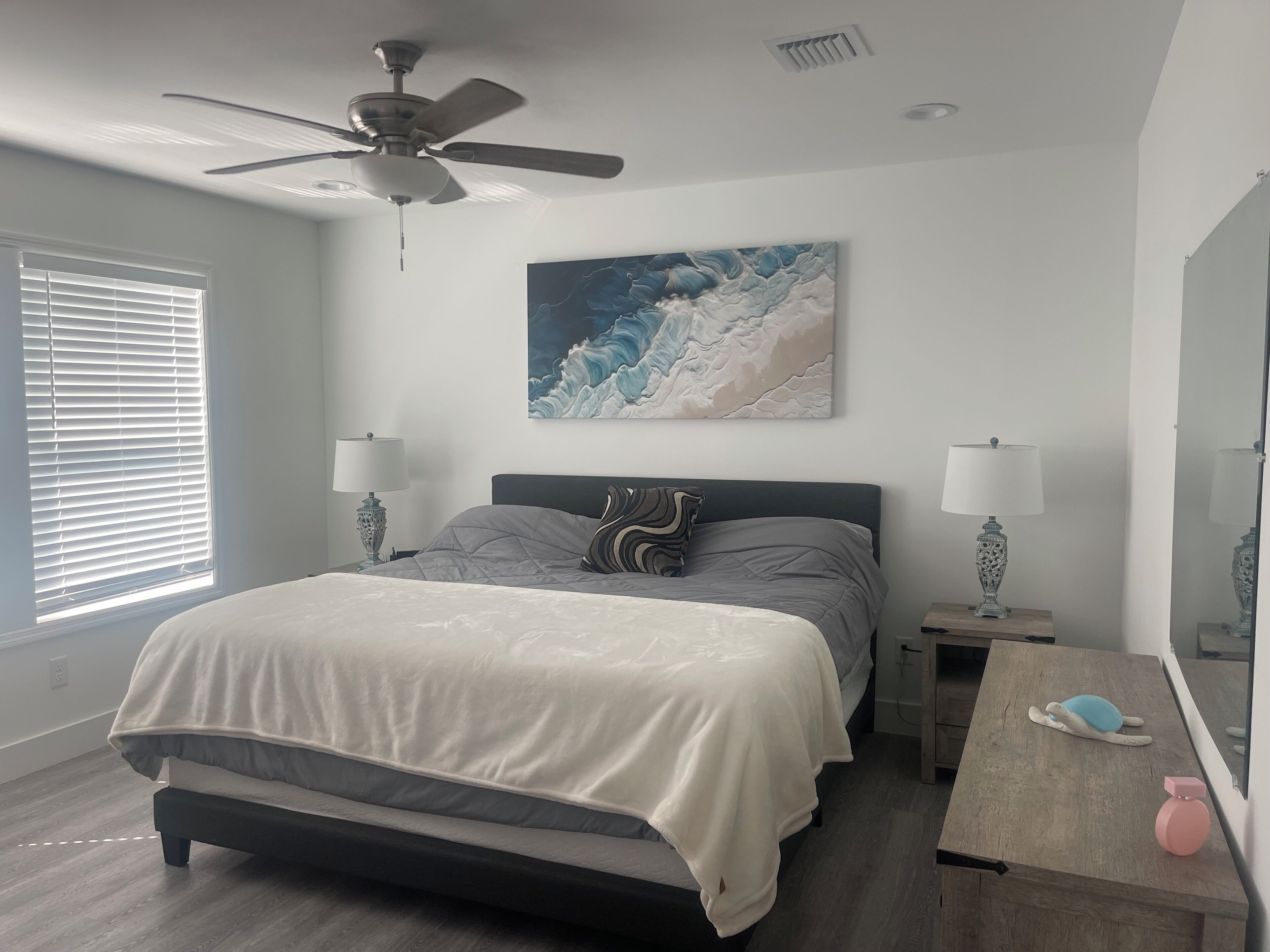 4 habitaciones, tabla de planchar con plancha, wifi y ropa de cama 