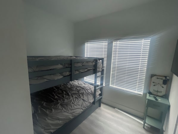 4 habitaciones, tabla de planchar con plancha, wifi y ropa de cama