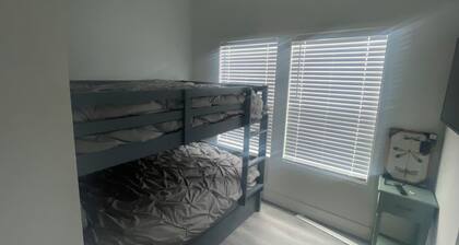 New 4BR/4BA Sleeps 12+ minutes to Beach & Duval St. Private backyard pool oasis